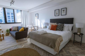 Stylish, Modern, Walk to Restaurants and CBD